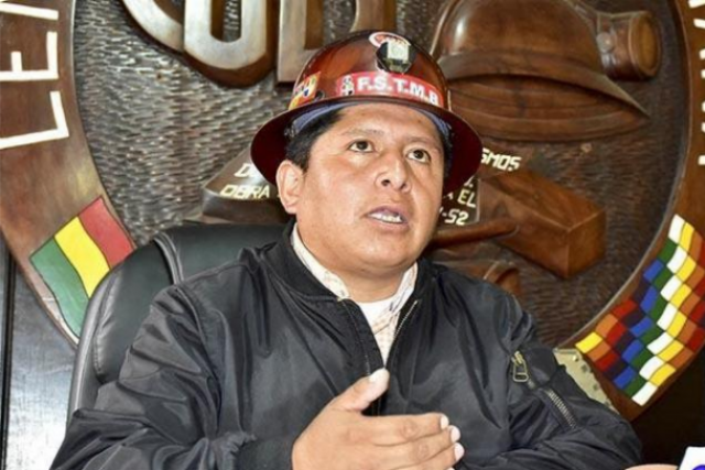 El Secretario Ejecutivo de la COB en conferencia de prensa.